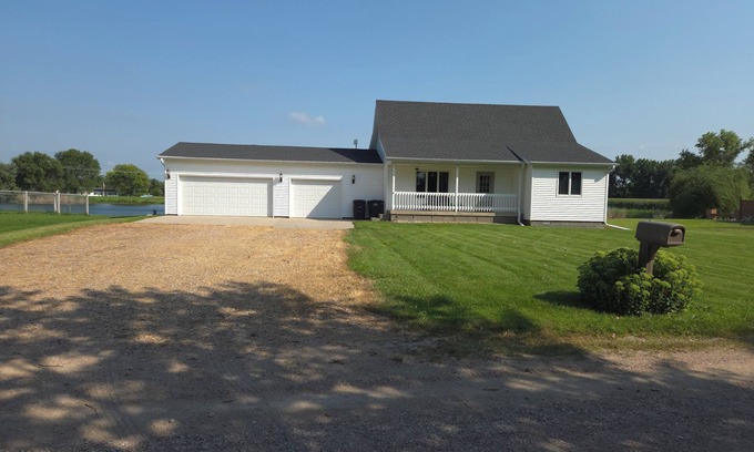 Gibbon Casa | Charming 3-bedroom house in Gibbon with waterfront views