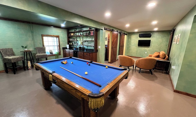 Higdon Casa | Charming 3-bedroom house With Billiards Room