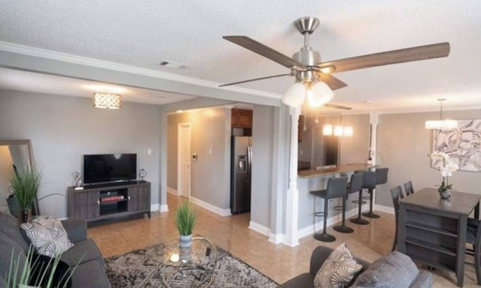 Kenner - Louis Armstrong International Airport Casa | Charming 3-bedroom house in Kenner- Safe.. 15 mins to NOLA- Near MSY Airport