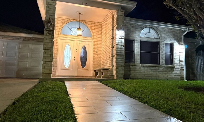 Bonanza Casa | Charming 3-bedroom house with AC and fitness space in Laredo