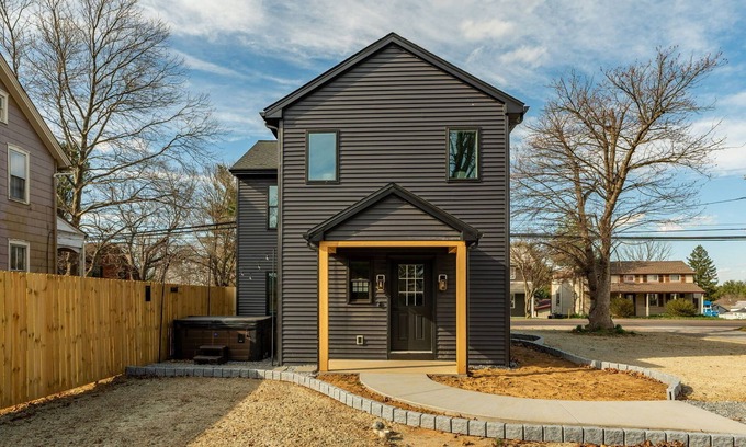 Leacock-Leola-Bareville Casa | Charming 3-bedroom house in lovely Leola with Hot Tub