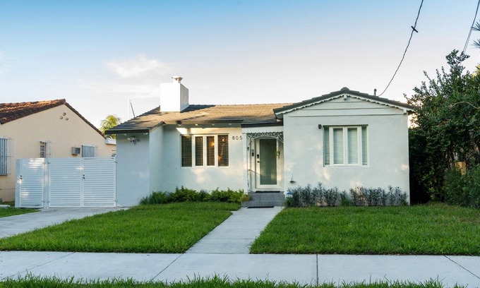 Overtown Casa | Charming 3-bedroom house in Miami with AC, WiFi, Living room, Patio Dinning Area