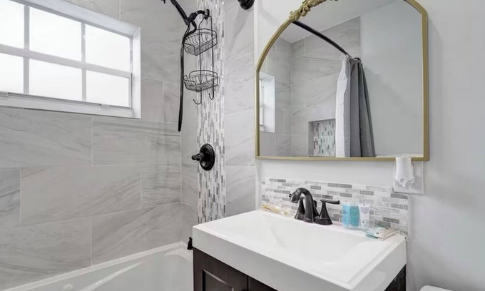 Golden Glades Casa | Charming 3-bedroom house with WiFi, AC in fantastic Miami