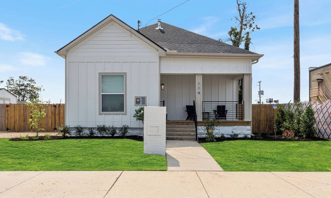 Rogers Casa | Charming 3-bedroom house 10-min walk from Downtown Rogers. Close to Beaver Lake!