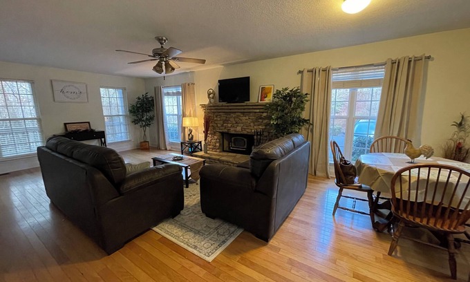 Sylva Casa | Charming 3-bedroom house with WiFi, AC near peaceful Sylva, Dillsboro and Casino