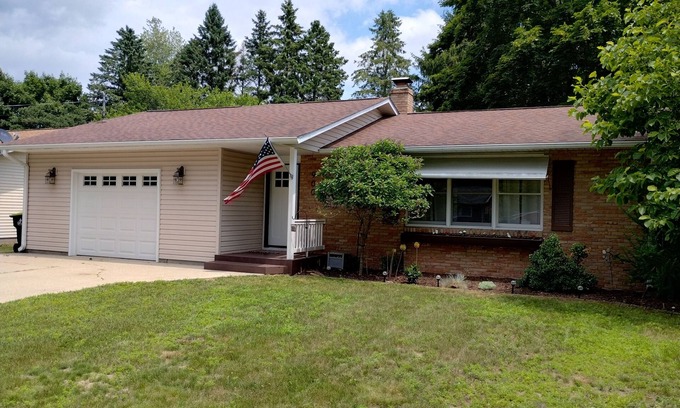 Tawas City Casa | Charming 3-bedroom in charming East Tawas. Walk to downtown shops and the beach!