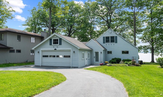 Town of Owasco Casa | Charming 3-bedroom lake front home with patio, WiFi and AC. Minutes from Auburn.