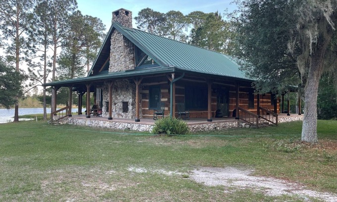 Paisley Cabina | Charming 3-bedroom lakefront cabin in welcoming Paisley