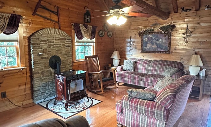 Wilcox Cabina | Charming 3-bedroom log cabin in Elk County