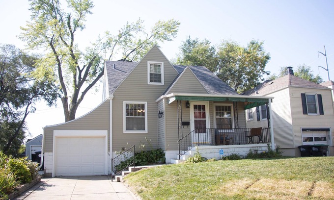 Aksarben - Elmwood Park Casa | Charming 3-bedroom near Aksarben/Baxter Arena