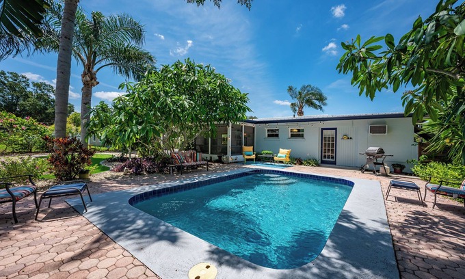 South Gate Ridge Casa | Charming 3-bedroom pool home in serene Sarasota with AC, WiFi