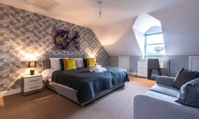 Winsford Apartamento | Charming 3-Bedroom Semi-Detached Home with Driveway for One Car