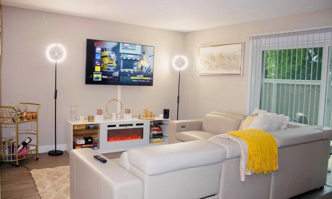 Pocket Casa | Charming 3-bedroom townhome with fitness room, Fast WiFi in Sacramento