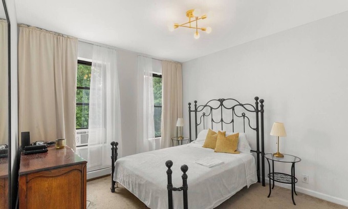 East Flatbush Casa | Charming 3-bedroom townhome with Garden. 25 mins from the city