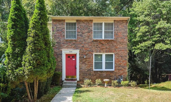 Sandy Springs Casa | Charming 3-bedroom townhome 20 min downtown ATL, Fire pit, Parking, WiFi/TVs