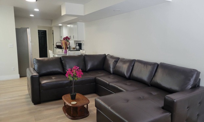 Lansing Casa | Charming 3-bedroom townhome with WiFi and AC in Lansing