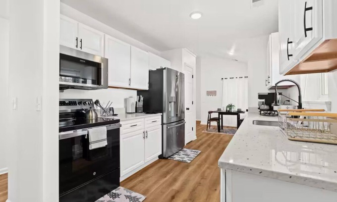 Drayton Plains Casa | Charming 3-bedroom house in Auburn Hills with AC, WiFi
