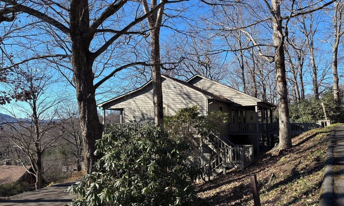 Blowing Rock Cabaña | Charming 3-bedroom cottage in peaceful Blowing Rock with stunning views.