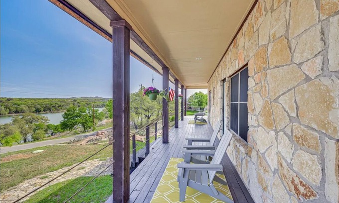 Buchanan Dam Casa | Charming 3-bedroom 3-bathroom house with WiFi, AC in fantastic Buchanan Dam