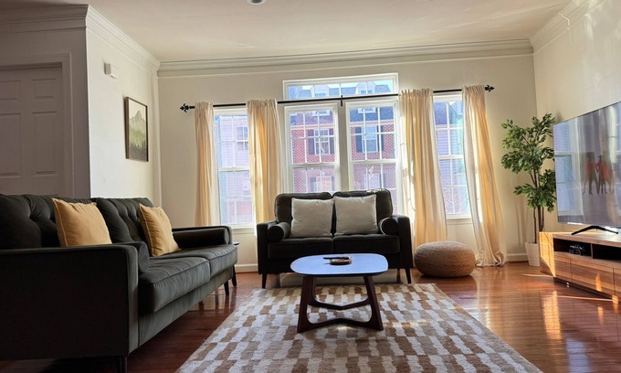 Burtonsville Casa | Charming 3-bedroom townhome in Burtonsville with a great view