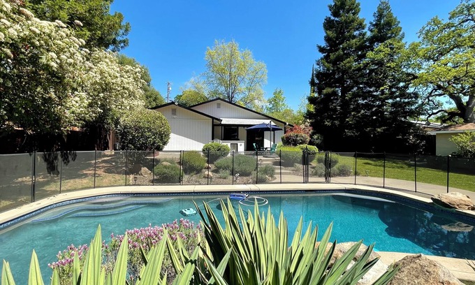 Cameron Park Casa | Charming 3-bedroom summer house in Cameron Park with pool