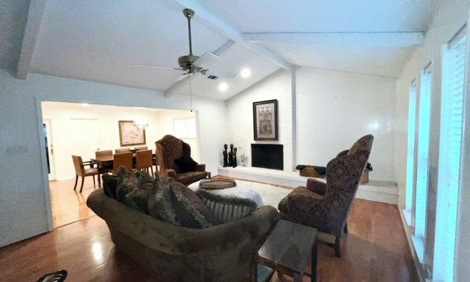 Colleyville Casa | Charming 3-bedroom house in wonderful Colleyville with WiFi, fitness room