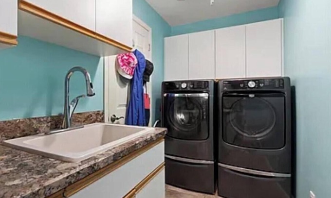 Lakewood Park Casa | Charming 3-bedroom house/ lake, huge backyard, WiFi, fishing, 10 mins from beach