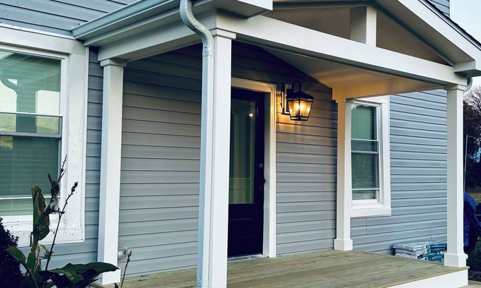 Edwardsville Casa | Charming 3-bedroom house on PRIVATE BEACH in lovely Heathsville
