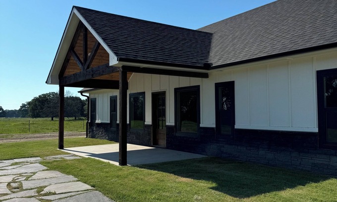 Honey Grove Casa | Charming 3-bedroom new build close to Bois d Arc Lake outside of Honey Grove TX