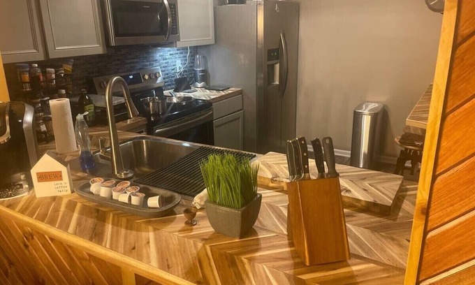 Wayne Condominio | Charming 3-bedroom condo with water view in wonderful Eagle Creek Indiana