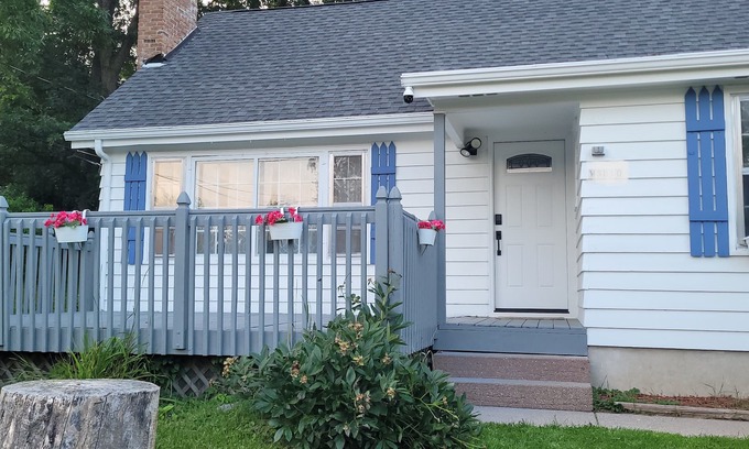 Como Casa | Charming 3-bedroom house with WiFi and AC in lovely Lake Geneva