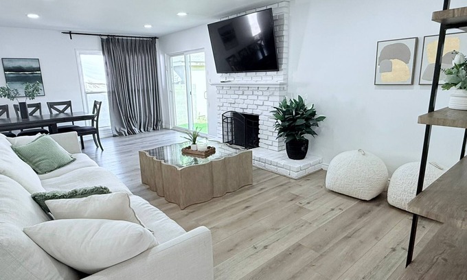 Reseda Casa | Charming 3-bedroom house with WiFi and AC in enjoyable Los Angeles