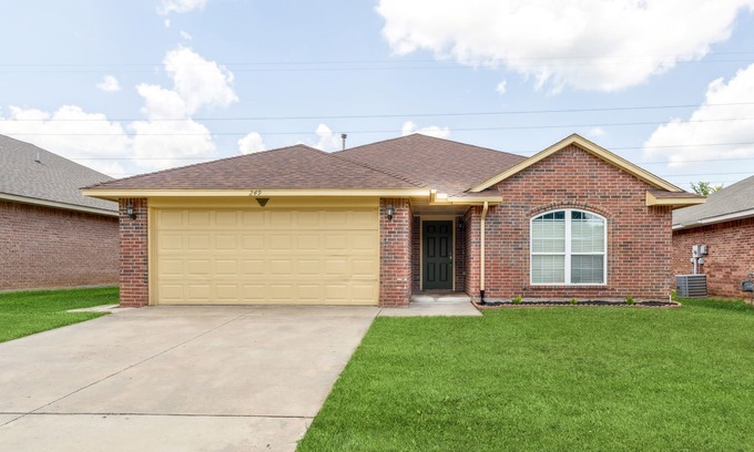 Midwest City Casa | Charming 3-bedroom house with WiFi and AC in Midwest City