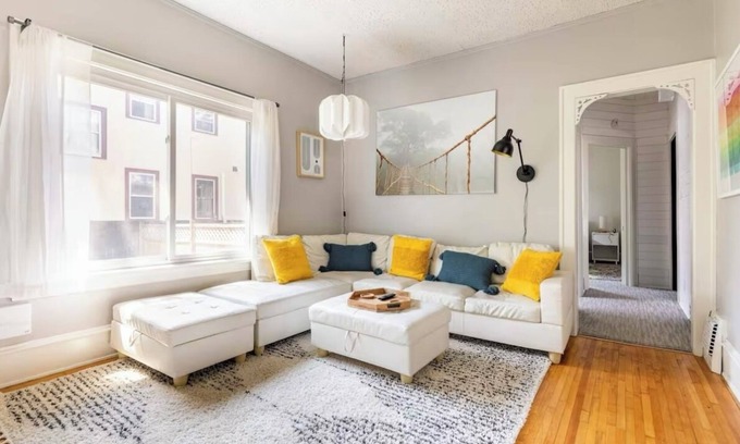 Corcoran Casa | Charming 3-bedroom house with AC, Sauna, and WiFi in Minneapolis