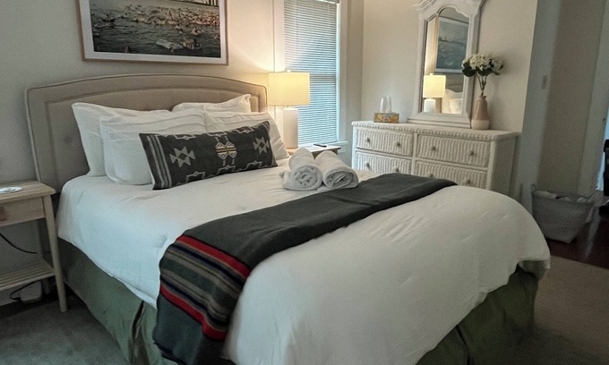 New Buffalo Cabaña | Charming 3-bedroom cottage New Buffalo Walk to Downtown and Beach -Pets allowed