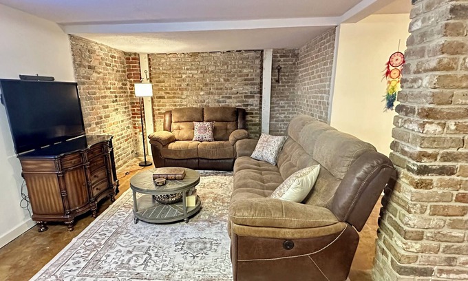 East Carrollton Casa | Charming 3-bedroom house with WiFi and AC in enchanting New Orleans