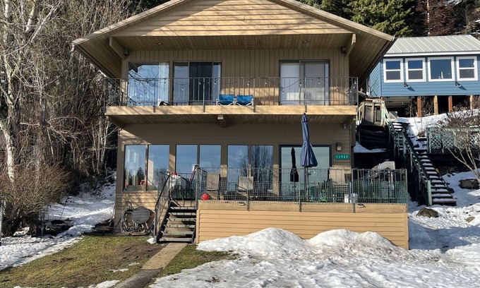 Newman Lake Cabina | Charming 3-bedroom cabin with WiFi and AC On Newman Lake