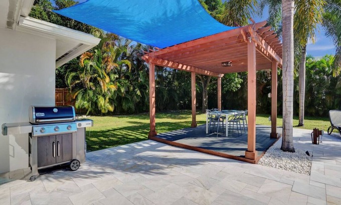 Central Business District Casa | Charming 3-bedroom bungalow with Heated pool in Oakland Park/ Fort Lauderdale.