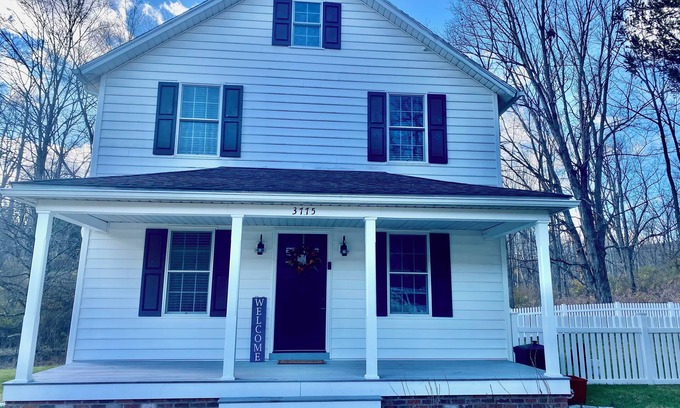 Port Matilda Otro | Charming 3-bedroom farmhouse less than 8 miles from Beaver Stadium