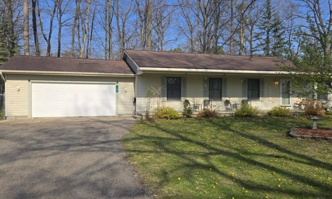 Prudenville Casa | Charming 3-bedroom, 2-bath house with WiFi and AC near Houghton Lake
