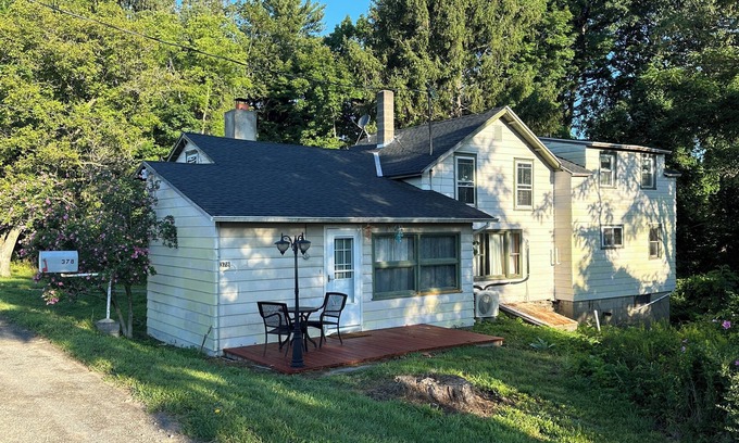 Rock Stream Otro | Charming 3-bedroom farmhouse in Rock Stream including vineyard and winery tour.