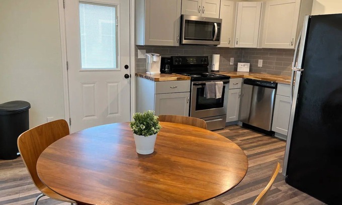 Harlandale Casa | Charming 3-bedroom house with AC, WiFi near Lackland or downtown San Antonio