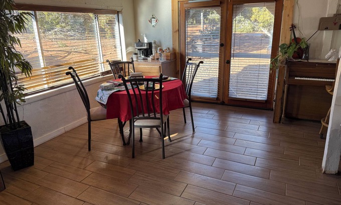 Sandia Knolls Otro | Charming 3-bedroom farmhouse with AC, WiFi in brilliant Sandia Park