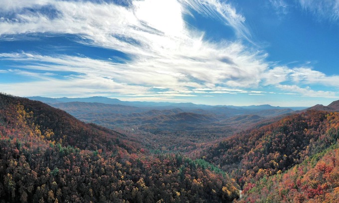 Sevierville Cabina | Charming 3-bedroom cabin with hot tub and stunning views in serene Sevierville