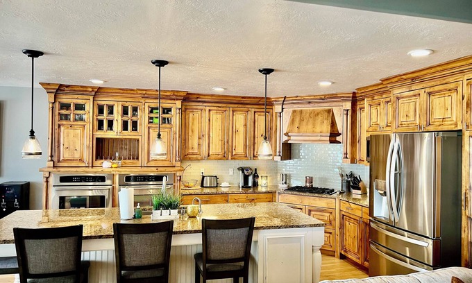 South Ogden Casa | Charming 3-bedroom house! 15 mins to Ski resorts or trails for hiking.