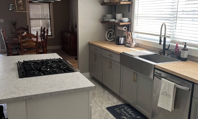 Seelyville Casa | Charming 3-bedroom bungalow with AC, WiFi in delightful Terre Haute