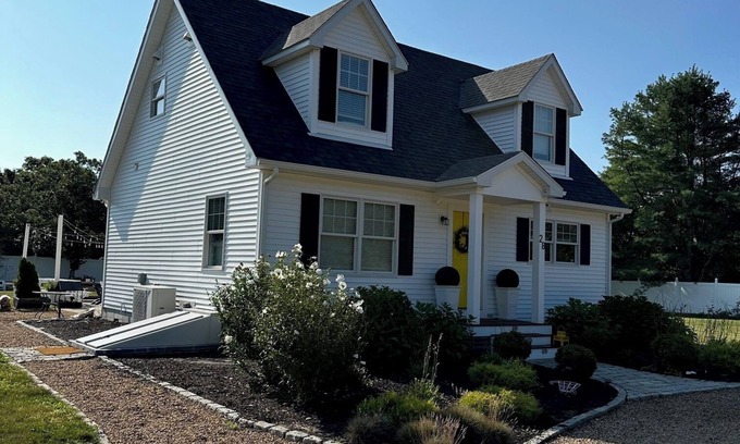 West Tisbury Casa | Charming 3-bedroom house in enchanting West Tisbury with AC, WiFi & pool
