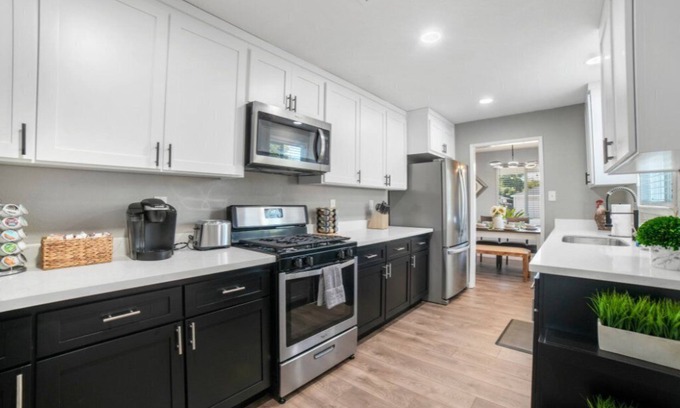 Stockton Casa | Charming 3-bedroom w/Big Yard + Hot Tub + Garage Parking