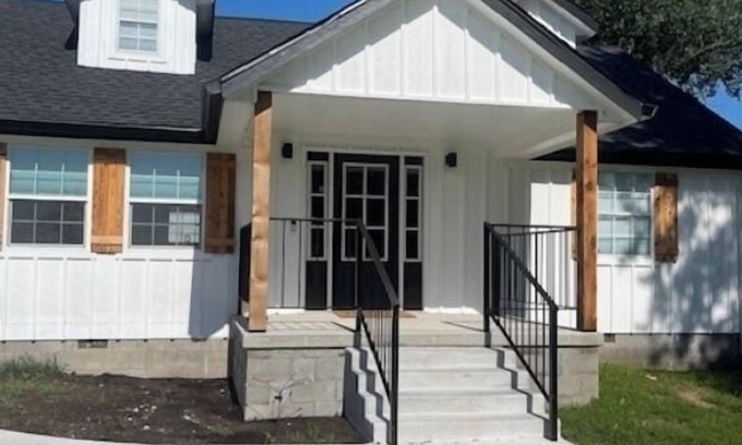 Grove Casa | Charming 3-bedroom with hot tub. Minutes from every convenience.