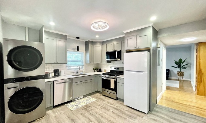 Quincy Casa | Charming 3-Beds In 2-bedrooms Apartment Near Quincy Adams
